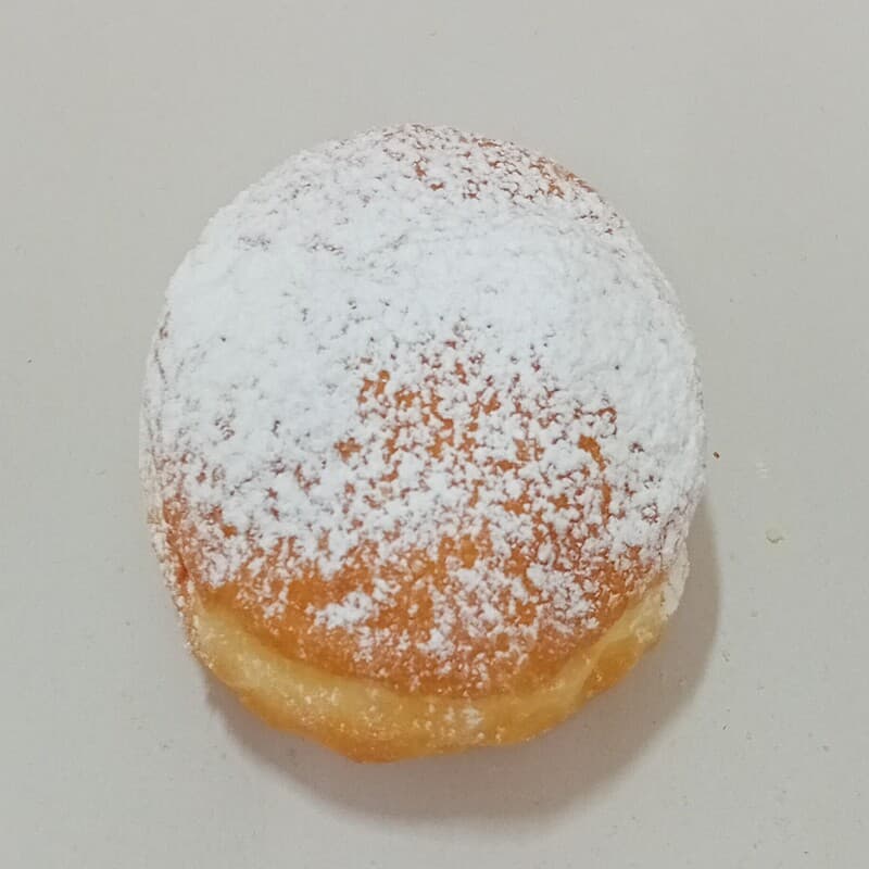 Pączek z marmoladą z naszej ciastkarni